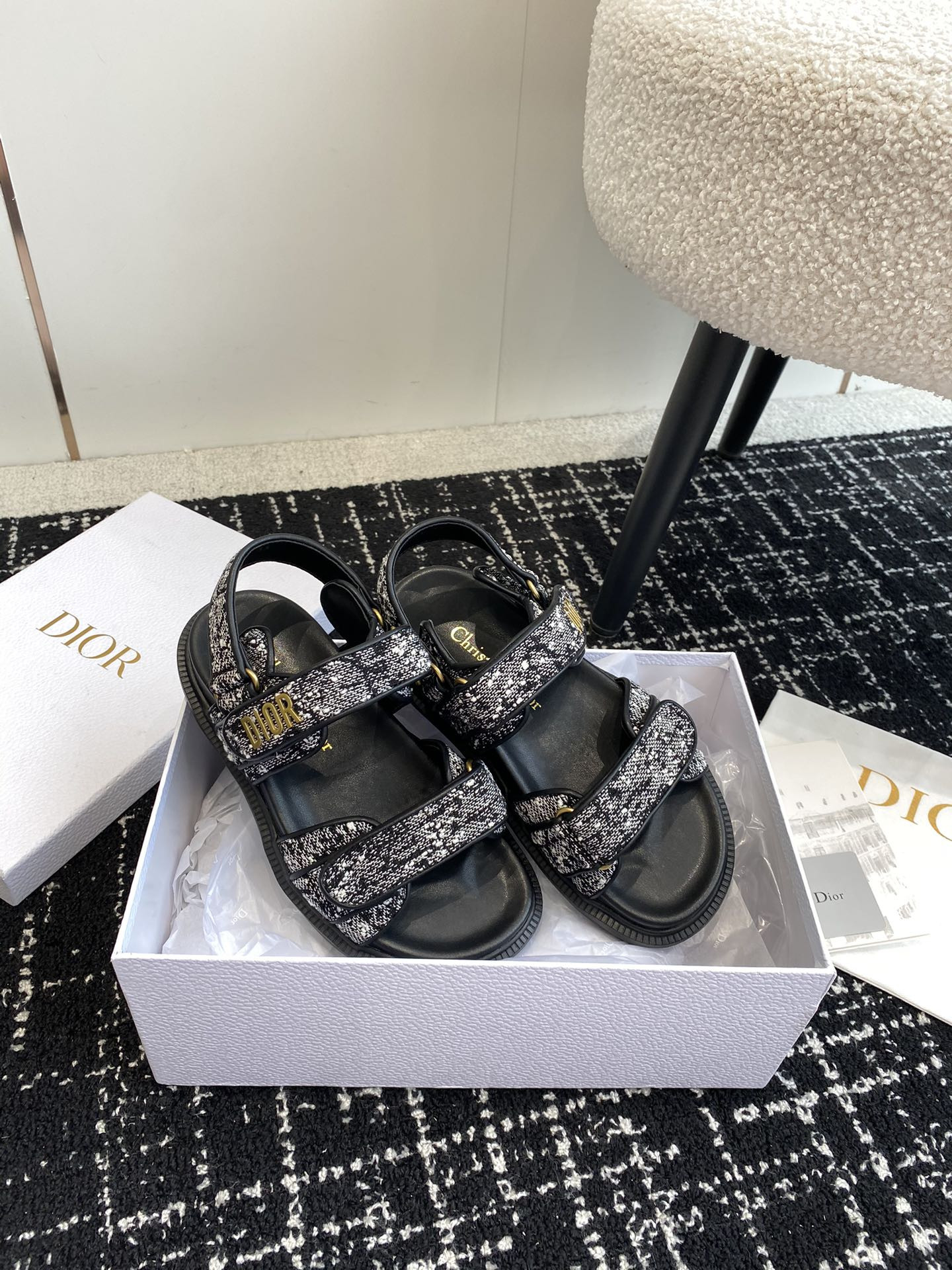 ua D*oract sandal
