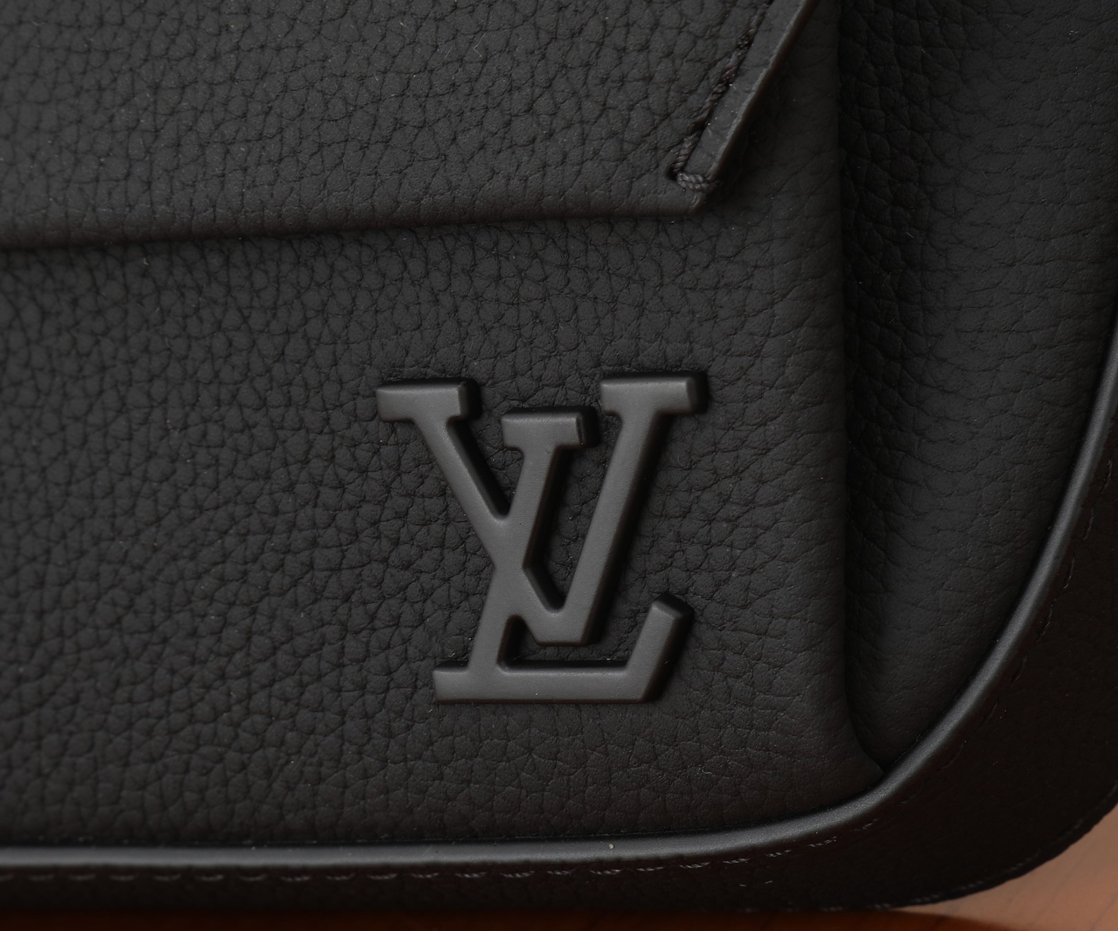 LV Pilot Wearable Wallet M83563  7.9 x 4.7 x 2.2 in