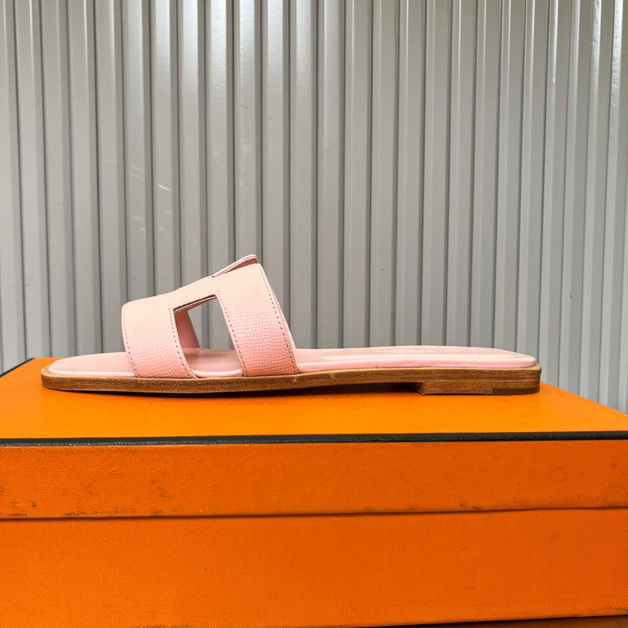 UA Hermès Oran sandal