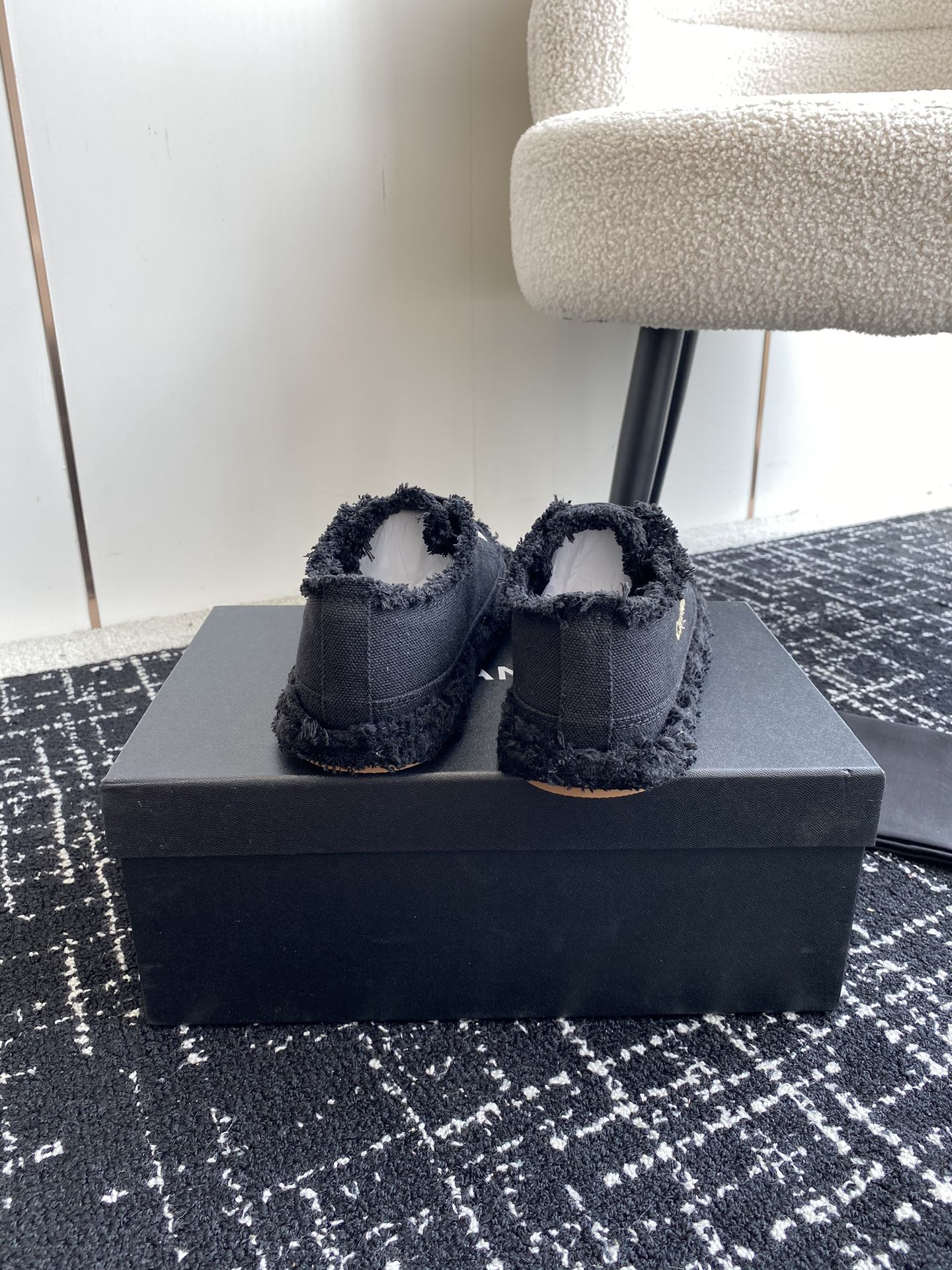 ua Ch*el sneaker
