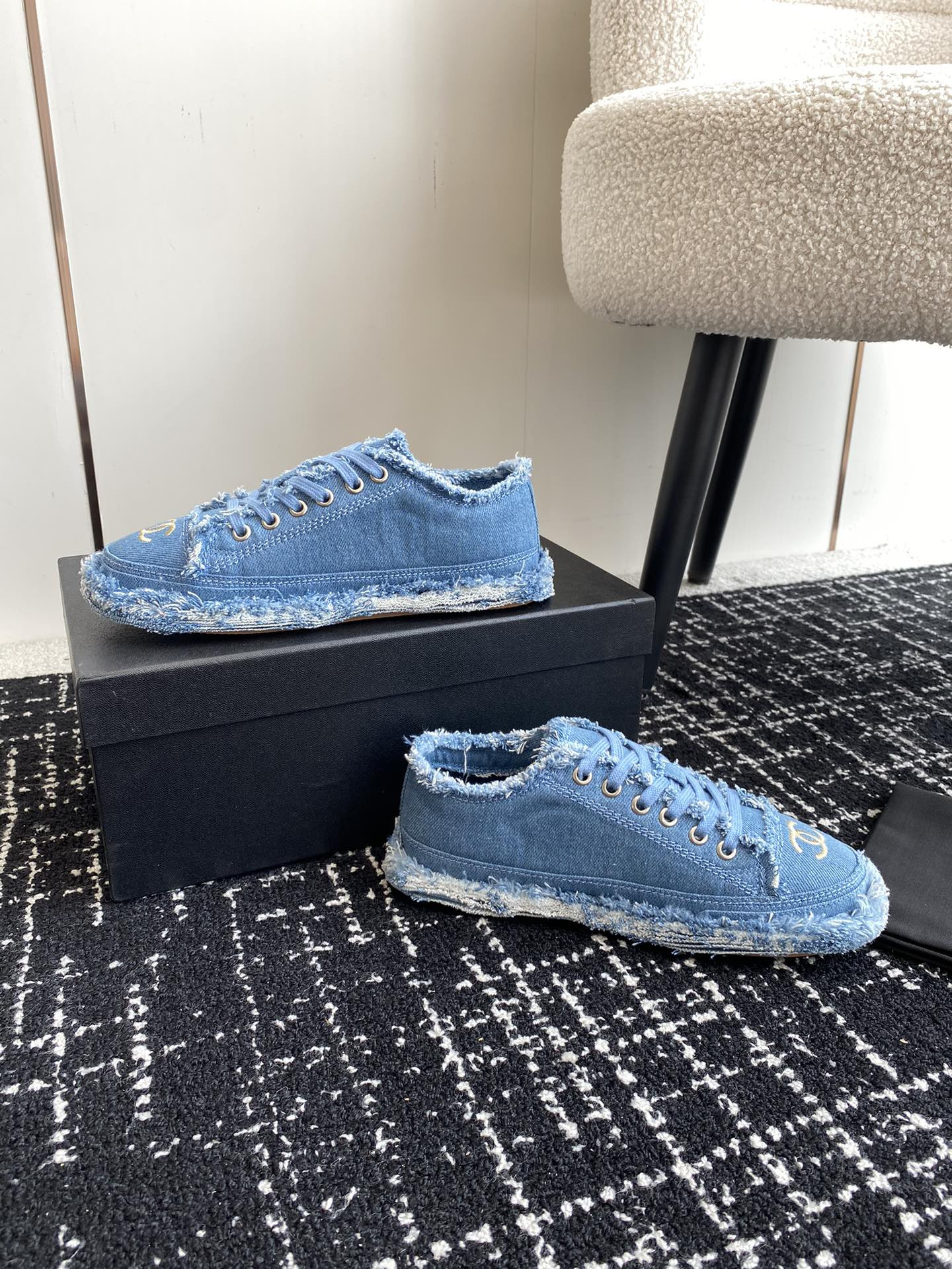 ua Ch*el sneaker