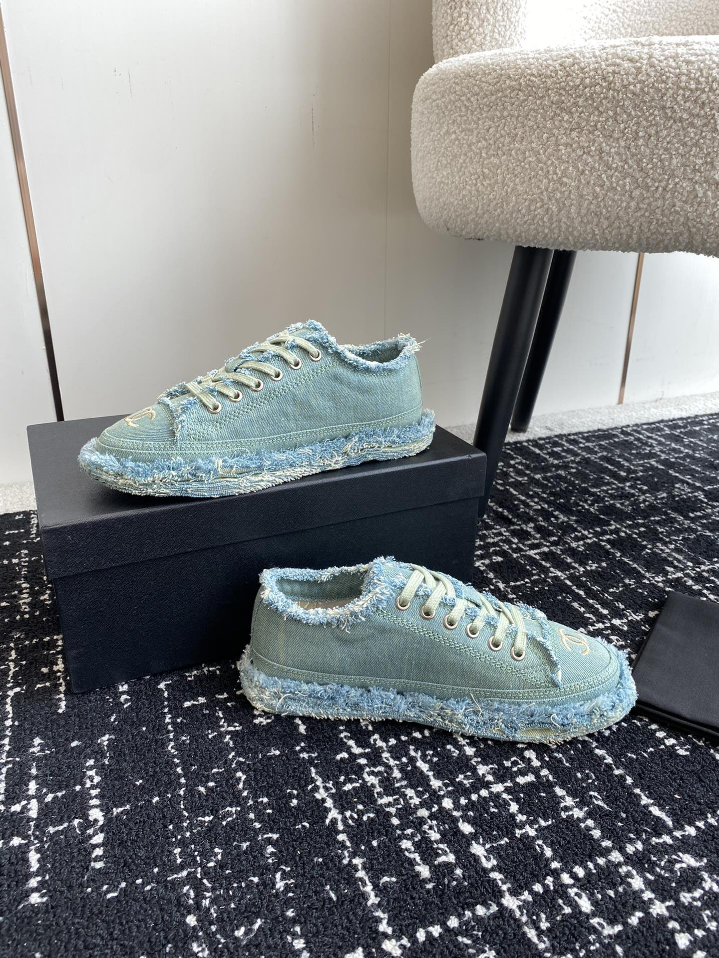 ua Ch*el sneaker