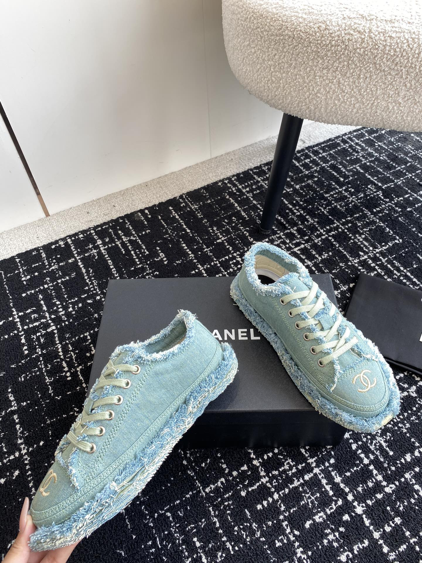 ua Ch*el sneaker