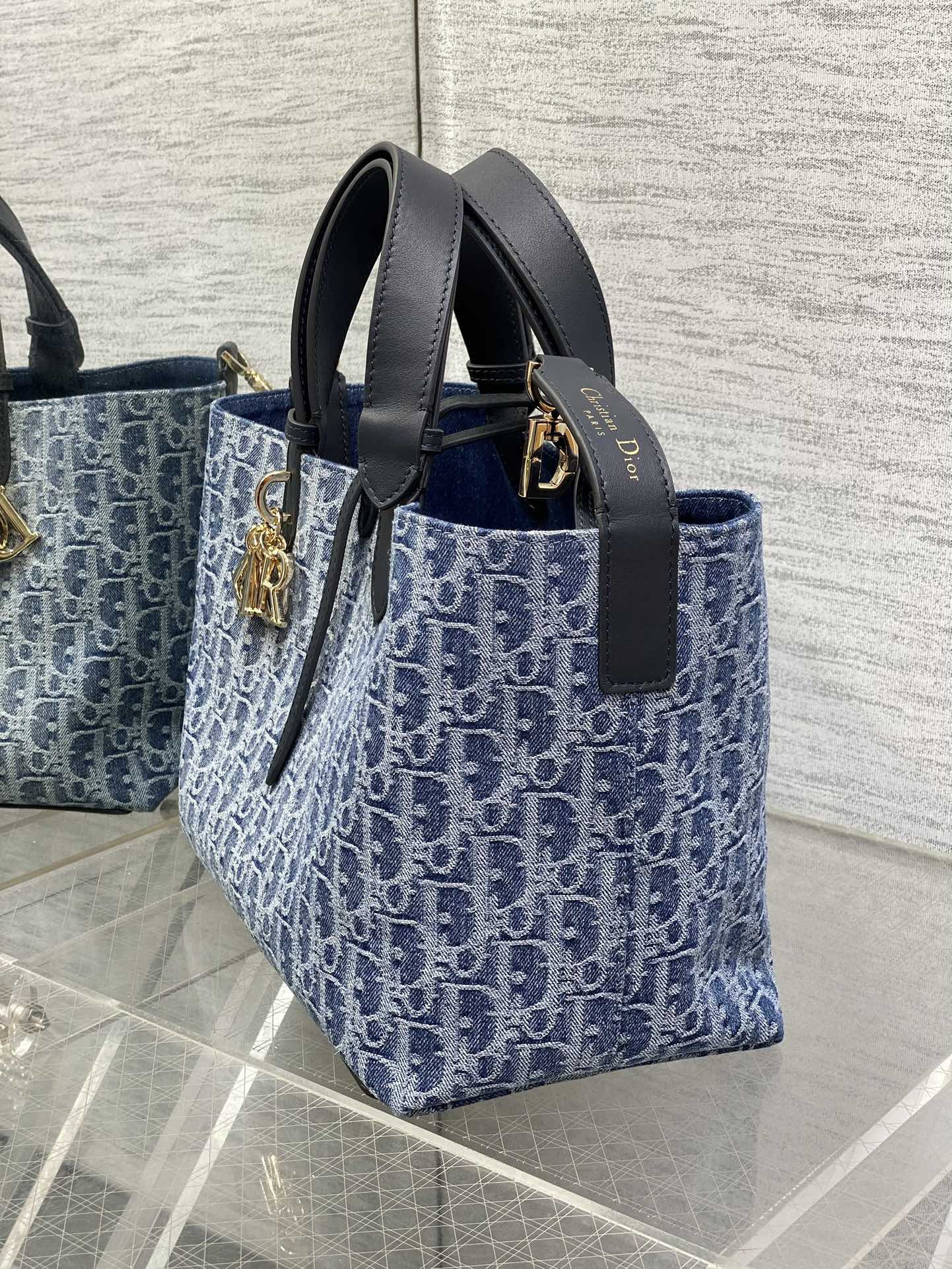 medium D*or toujours bag blue denim D*or oblique jacquard 28.5 x 21.5 x 17 cm