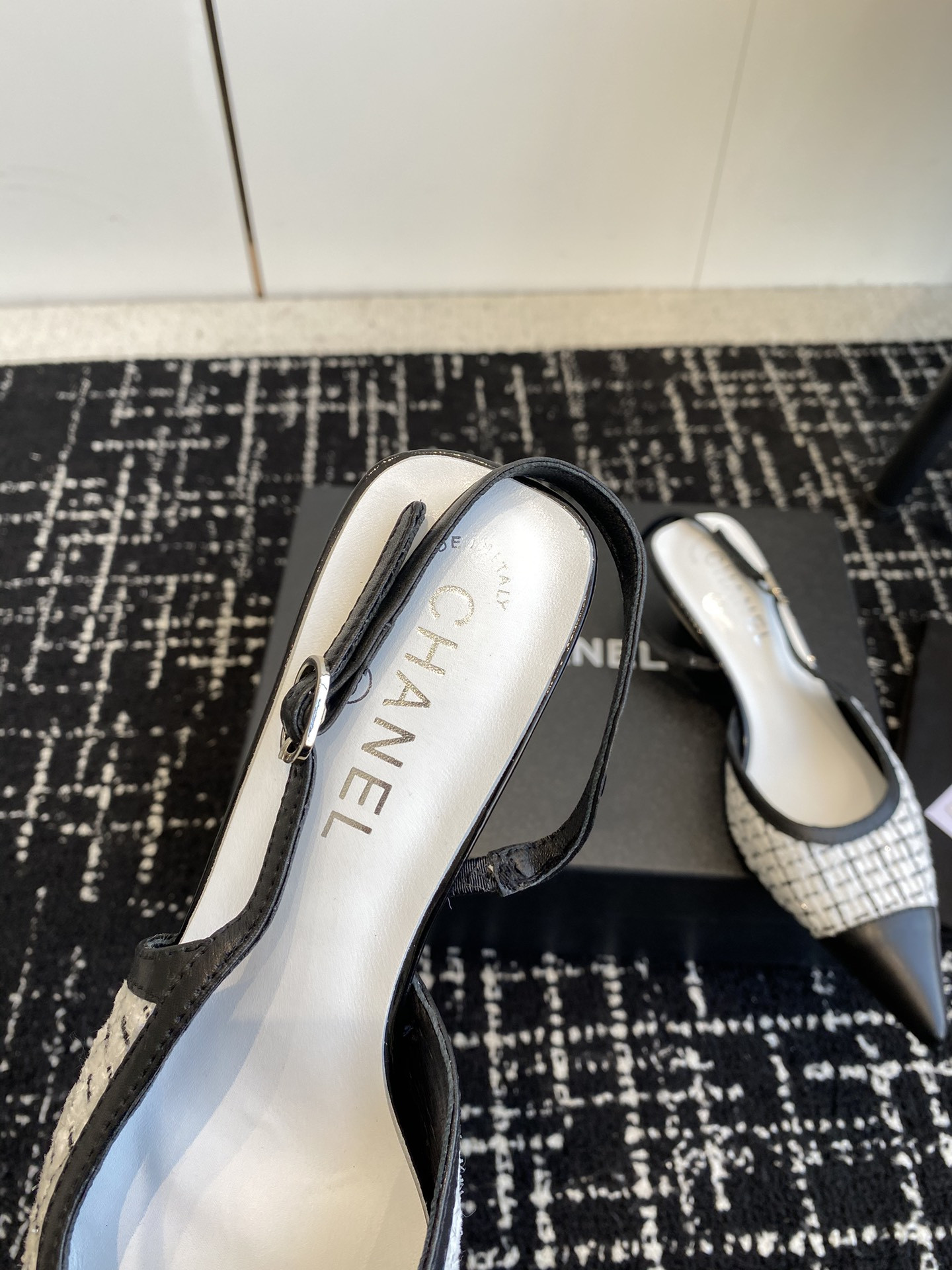 ua Ch*el slingbacks