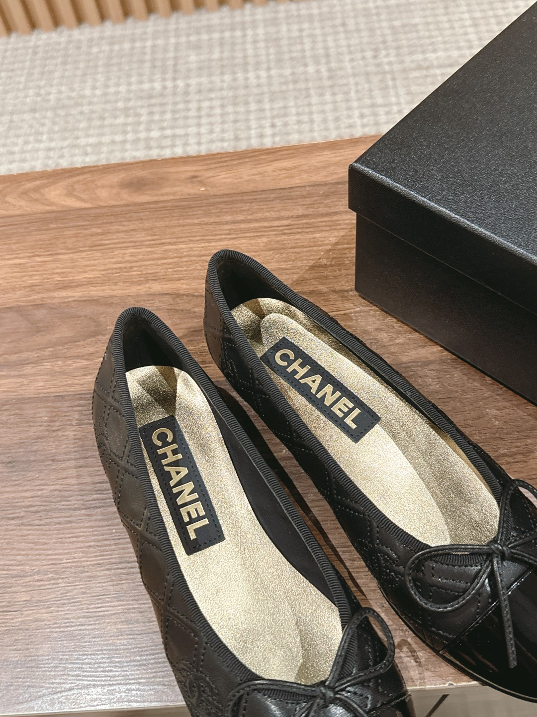 ua Ch*el ballet flats