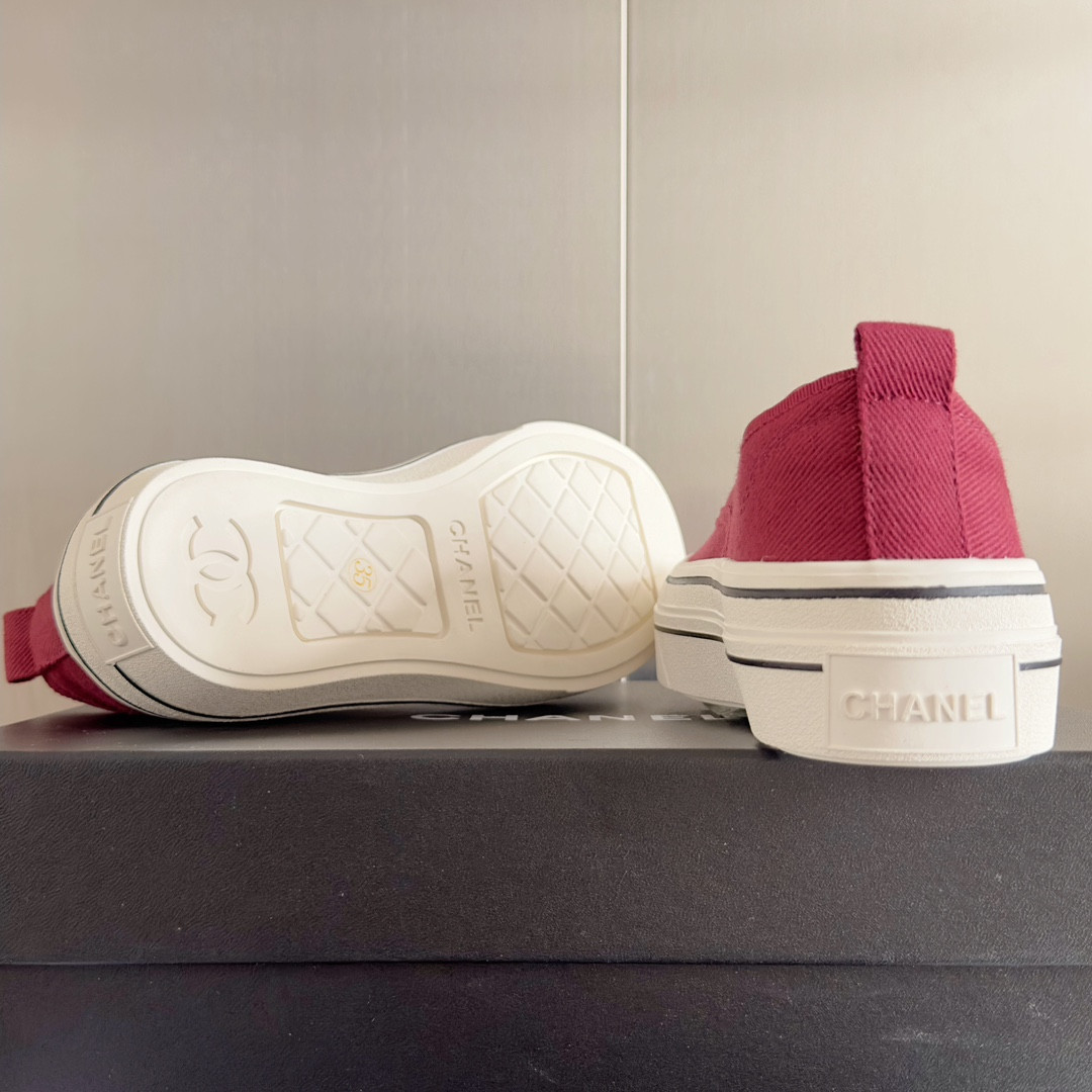 ua Ch*el sneaker