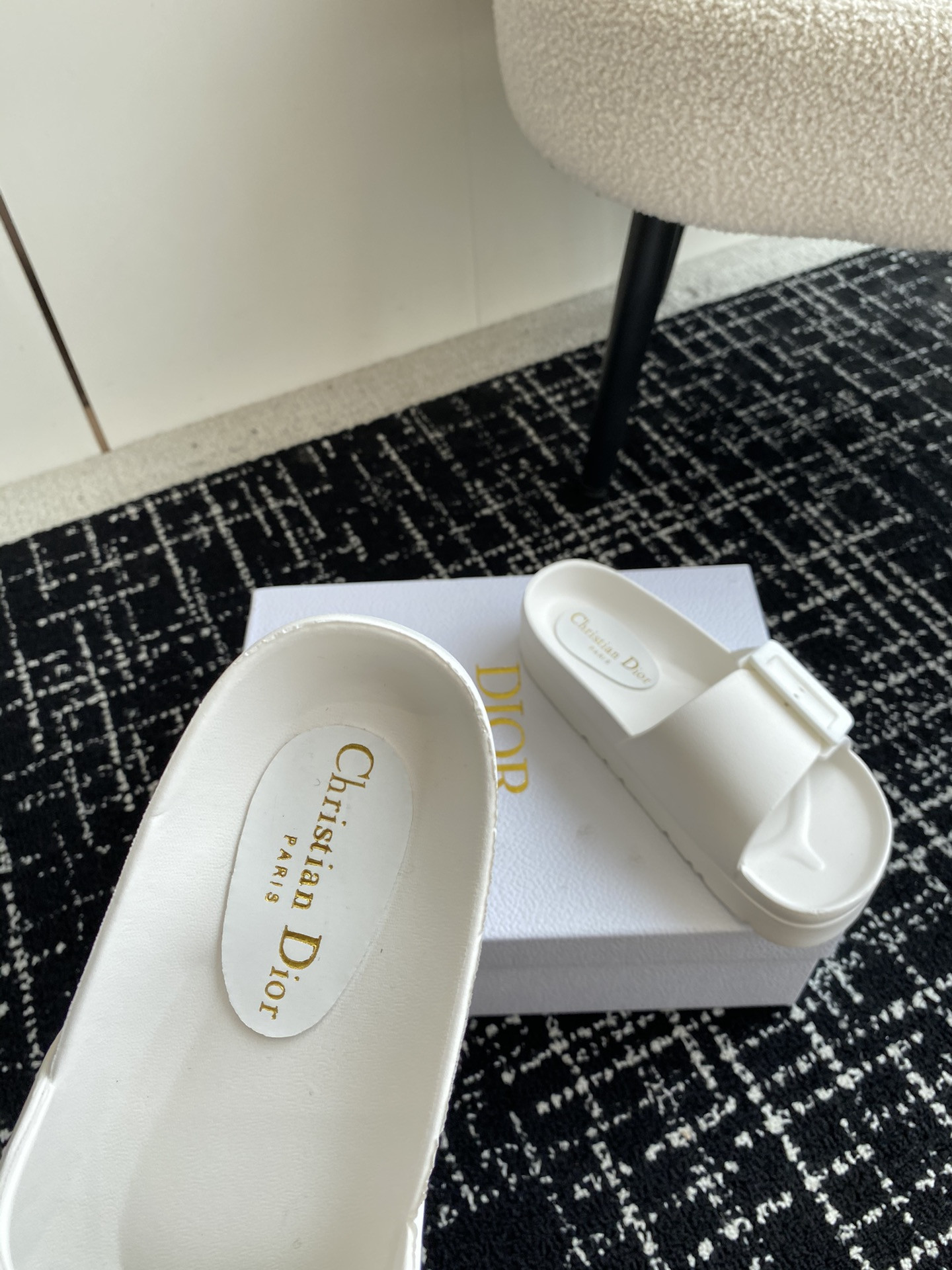 ua D*or slide white