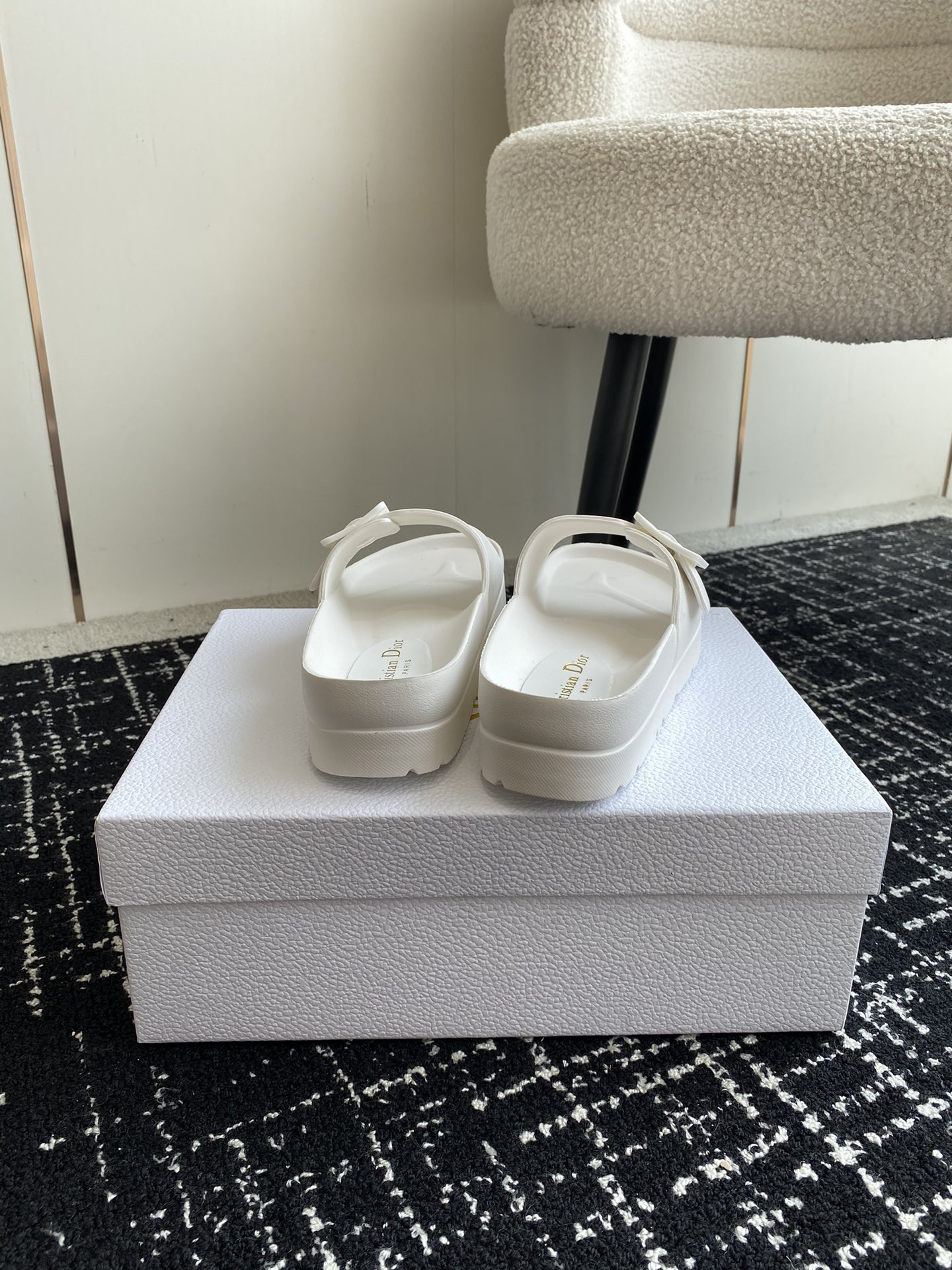 ua D*or slide white