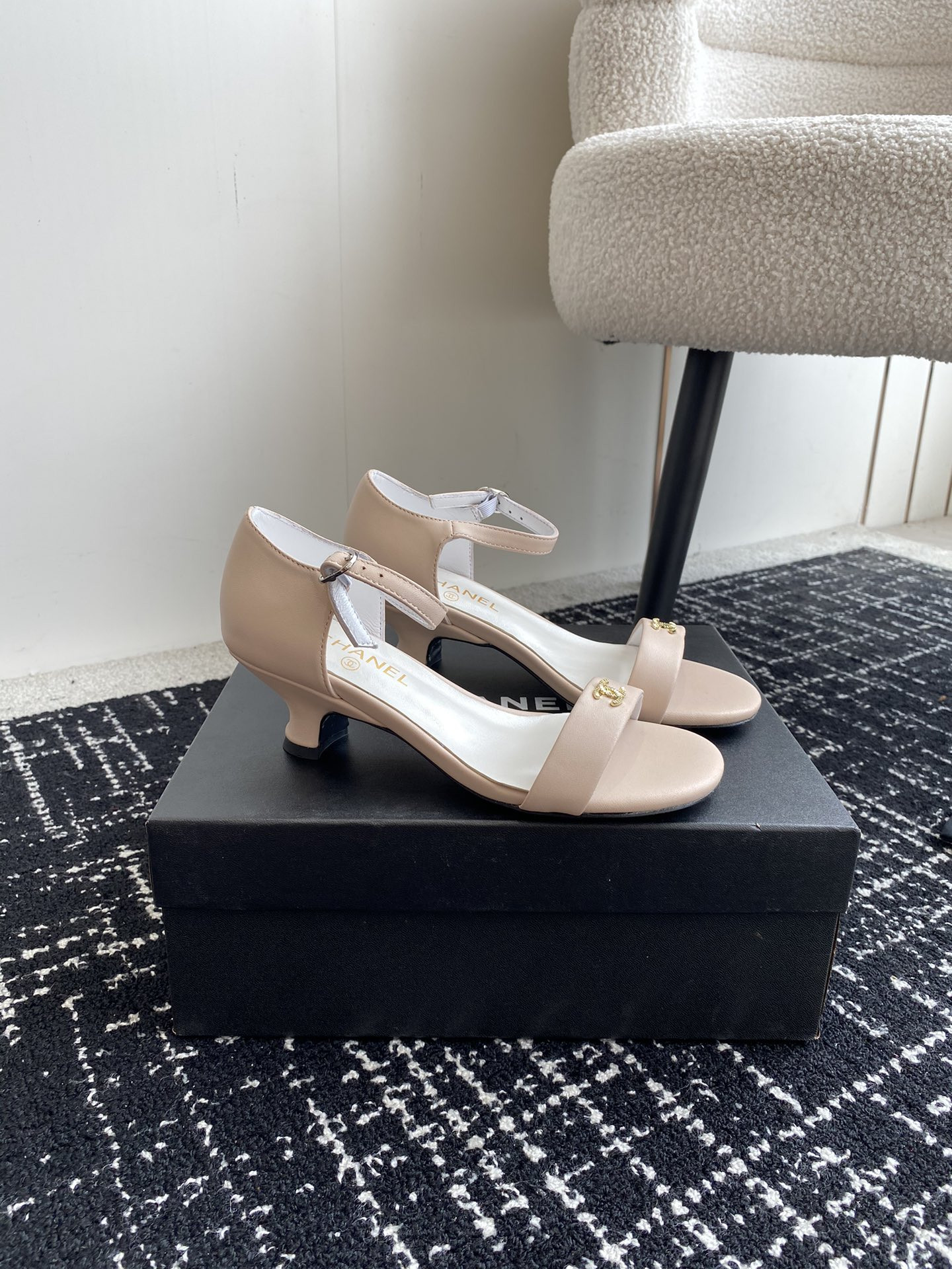 ua Ch*el  sandals