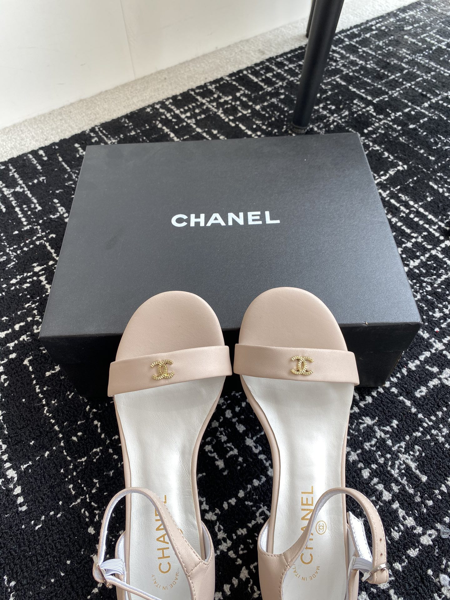 ua Ch*el  sandals