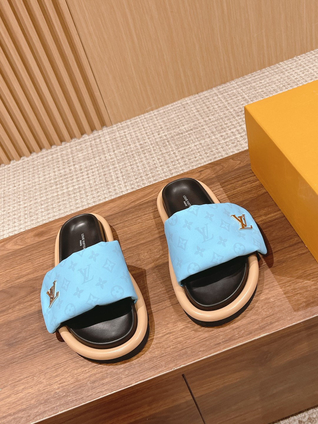 UA LV Pool Pillow Flat Comfort Mule