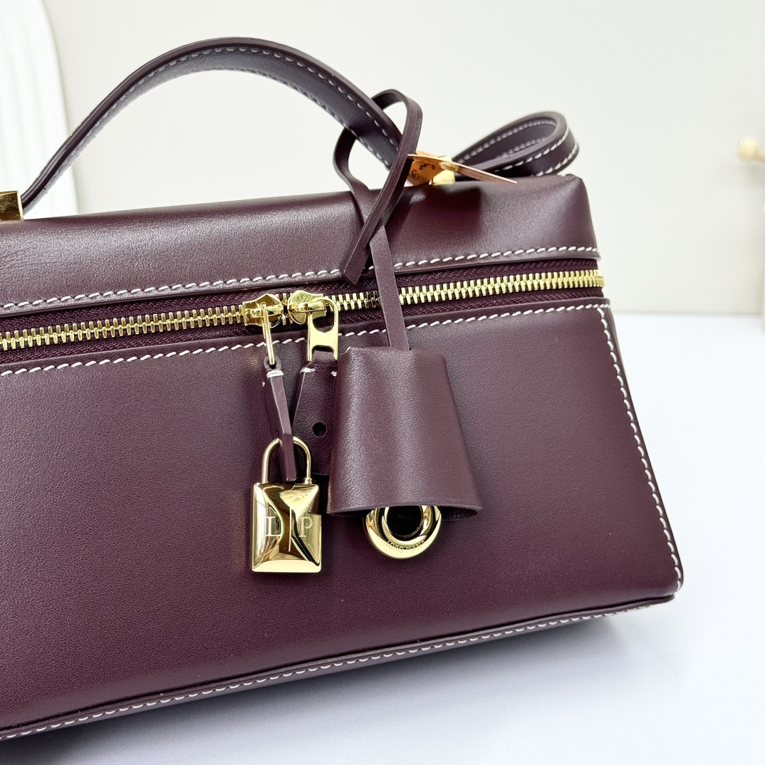 L**o p*ana extra pocket l19 smooth calfskin 11 x 19 x 6.5 cm