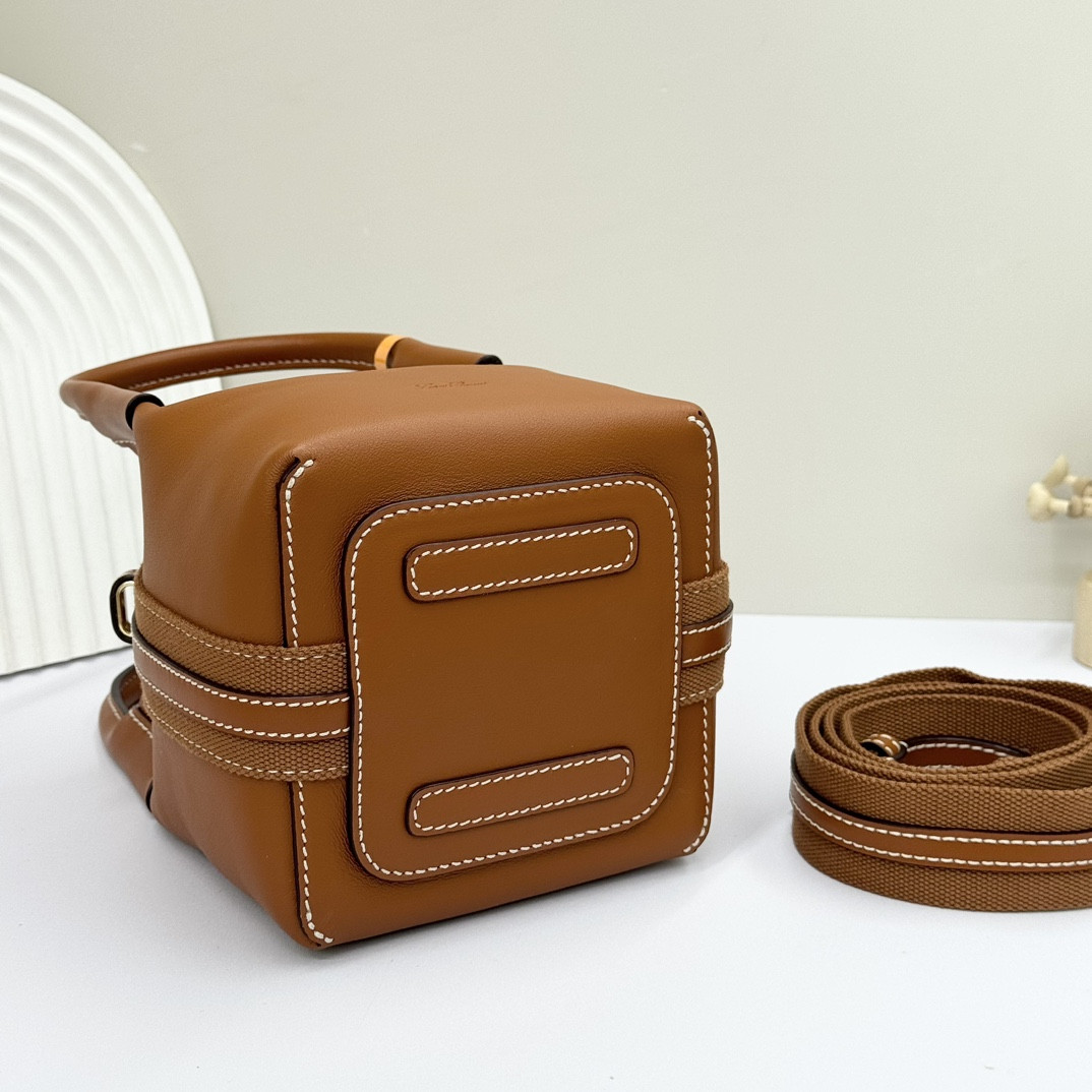 L**o p*ana micro bale bag smooth calfskin 23 x 16 x 14 cm