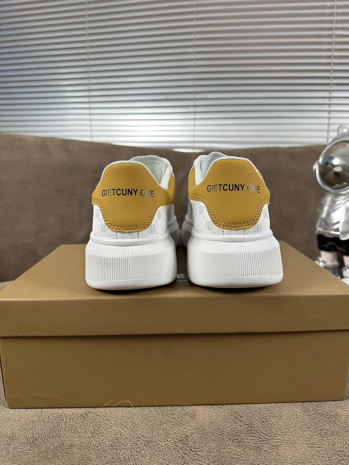 ua B**rry sneakers