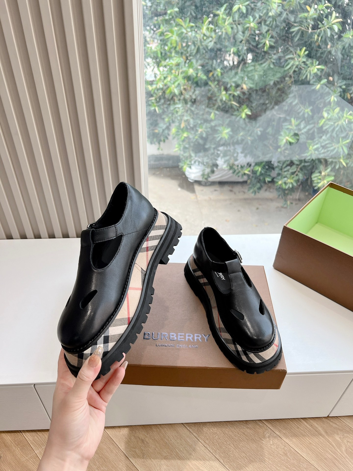 ua B**rry check leather flats