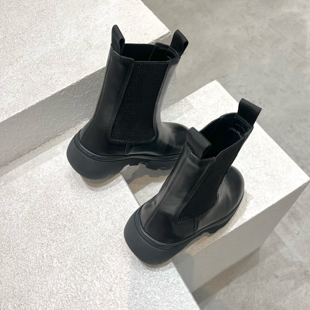 ua B**rry leather creeper chelsea boots