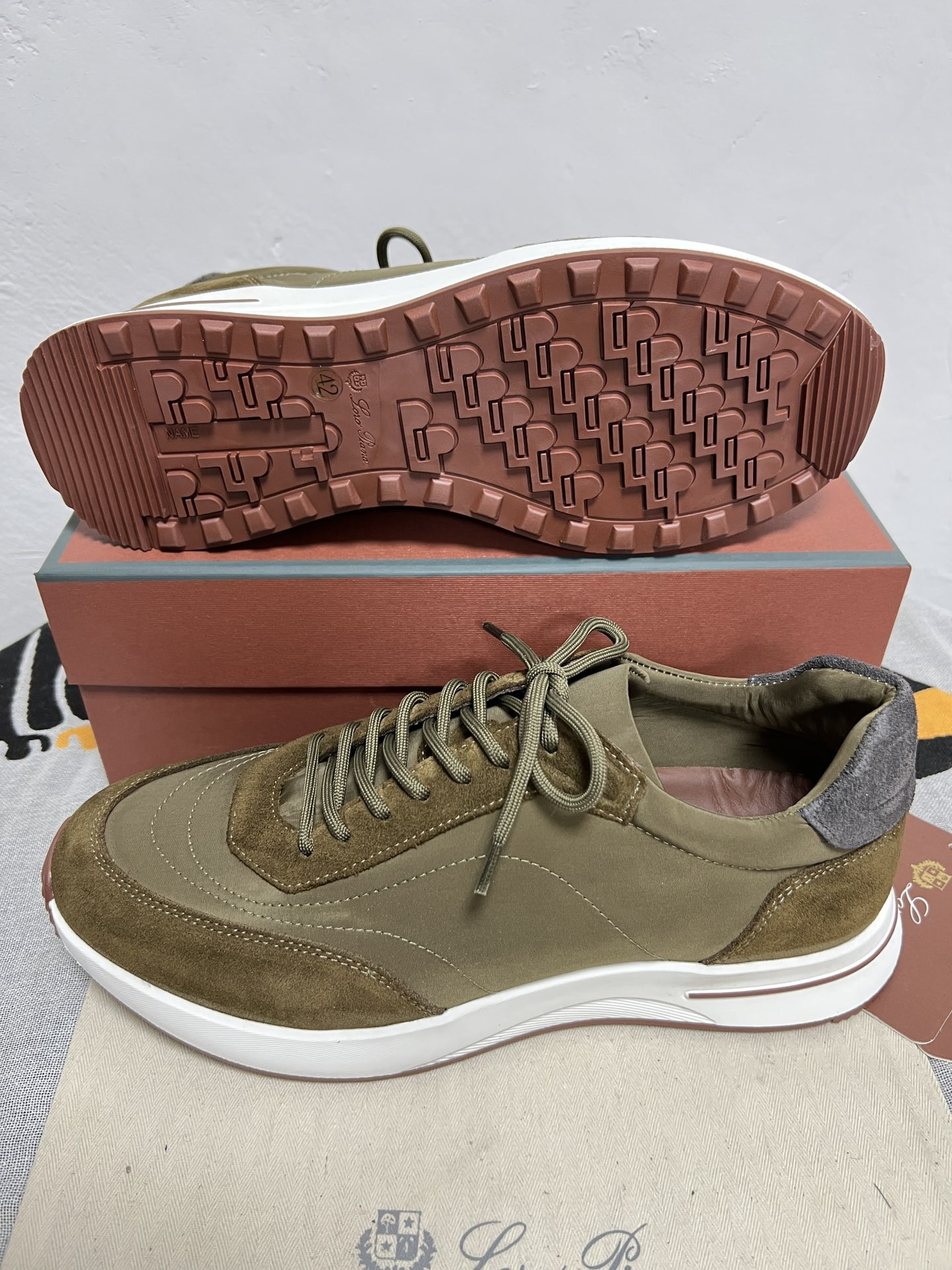 ua L**o p*ana week end walk sneakers