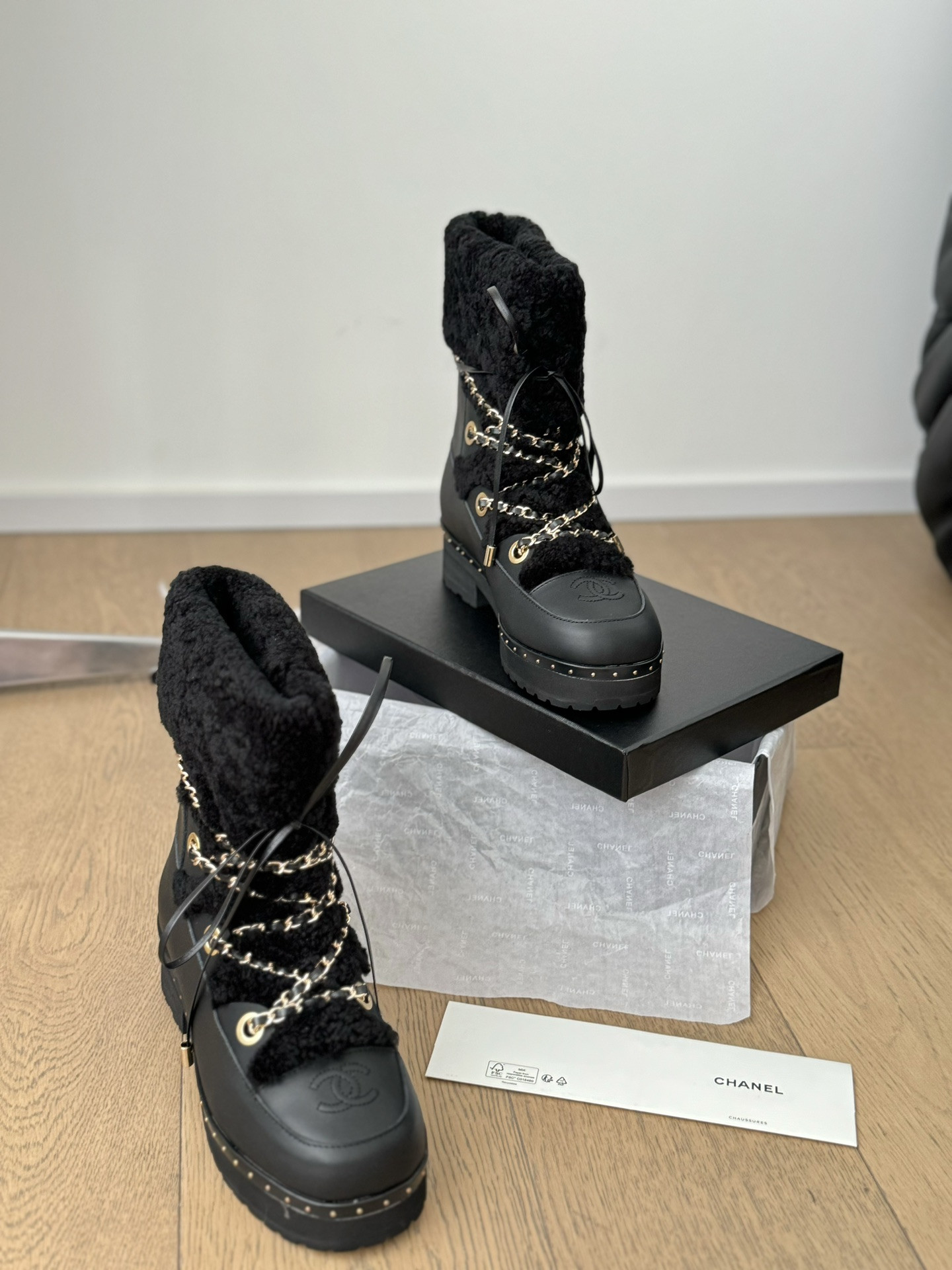 ua Ch*el snow boots