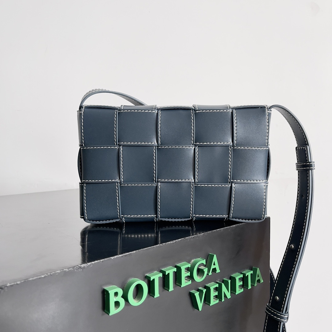 bo*te*ga Ve*ne*ta cassette 15x23x5cm