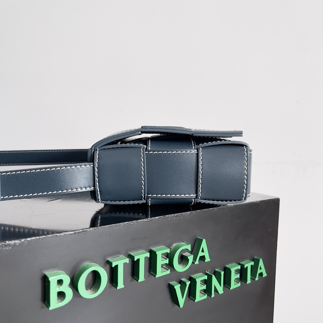 bo*te*ga Ve*ne*ta cassette 15x23x5cm