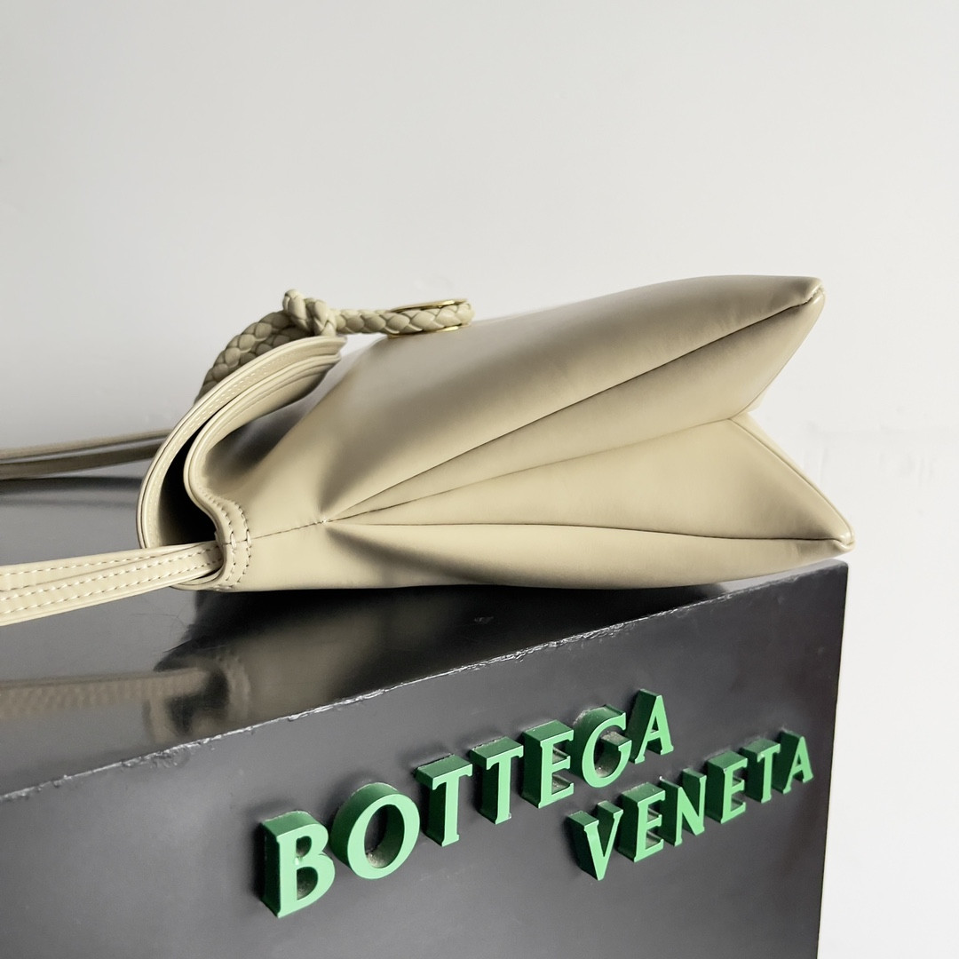 bo*te*ga Ve*ne*ta liberta 23 x 35 x 6cm