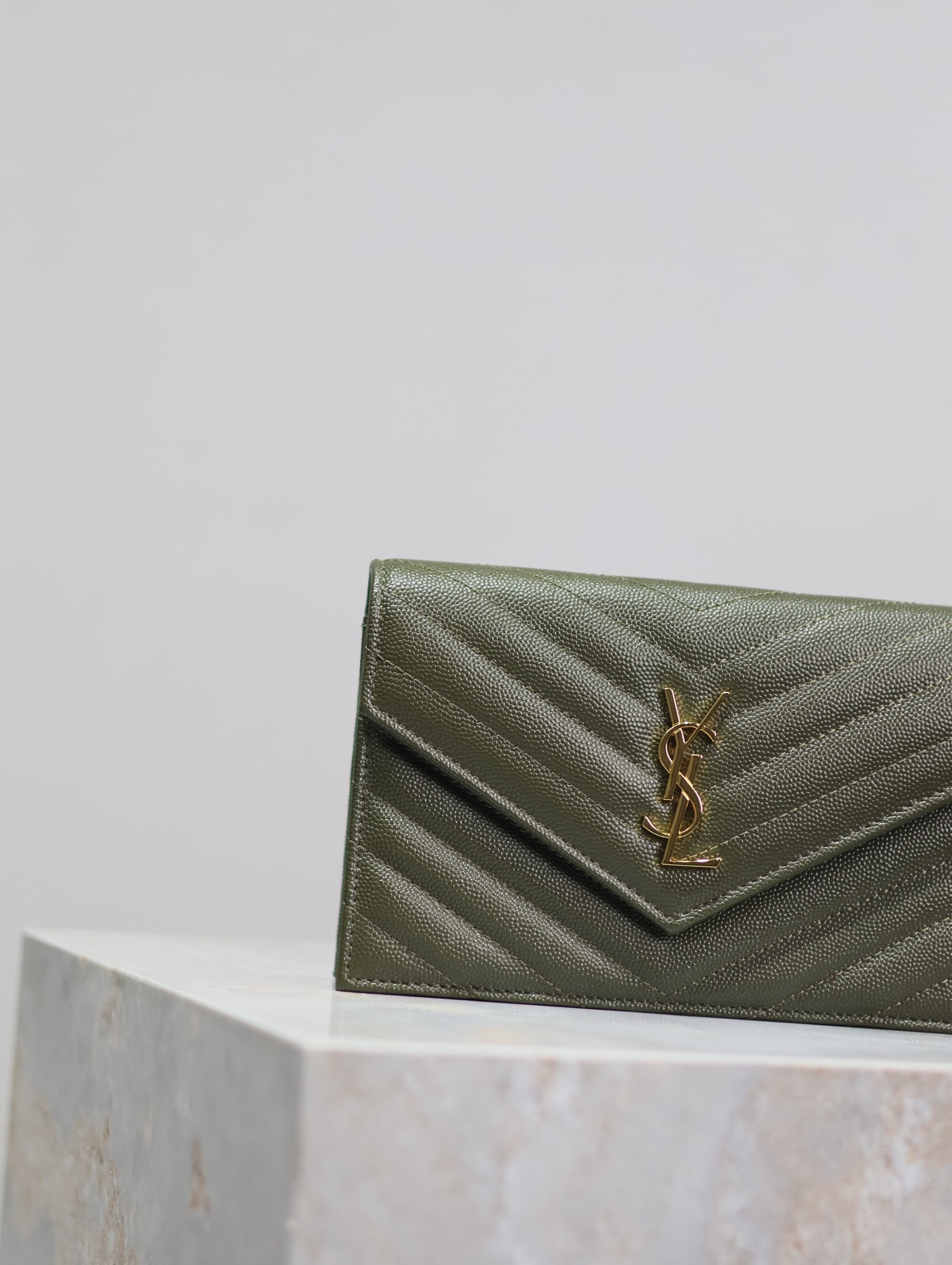 Y*L cassandra woc envelope chain wallet in grained poudre leather 19 x 12.5 x 3.5 cm