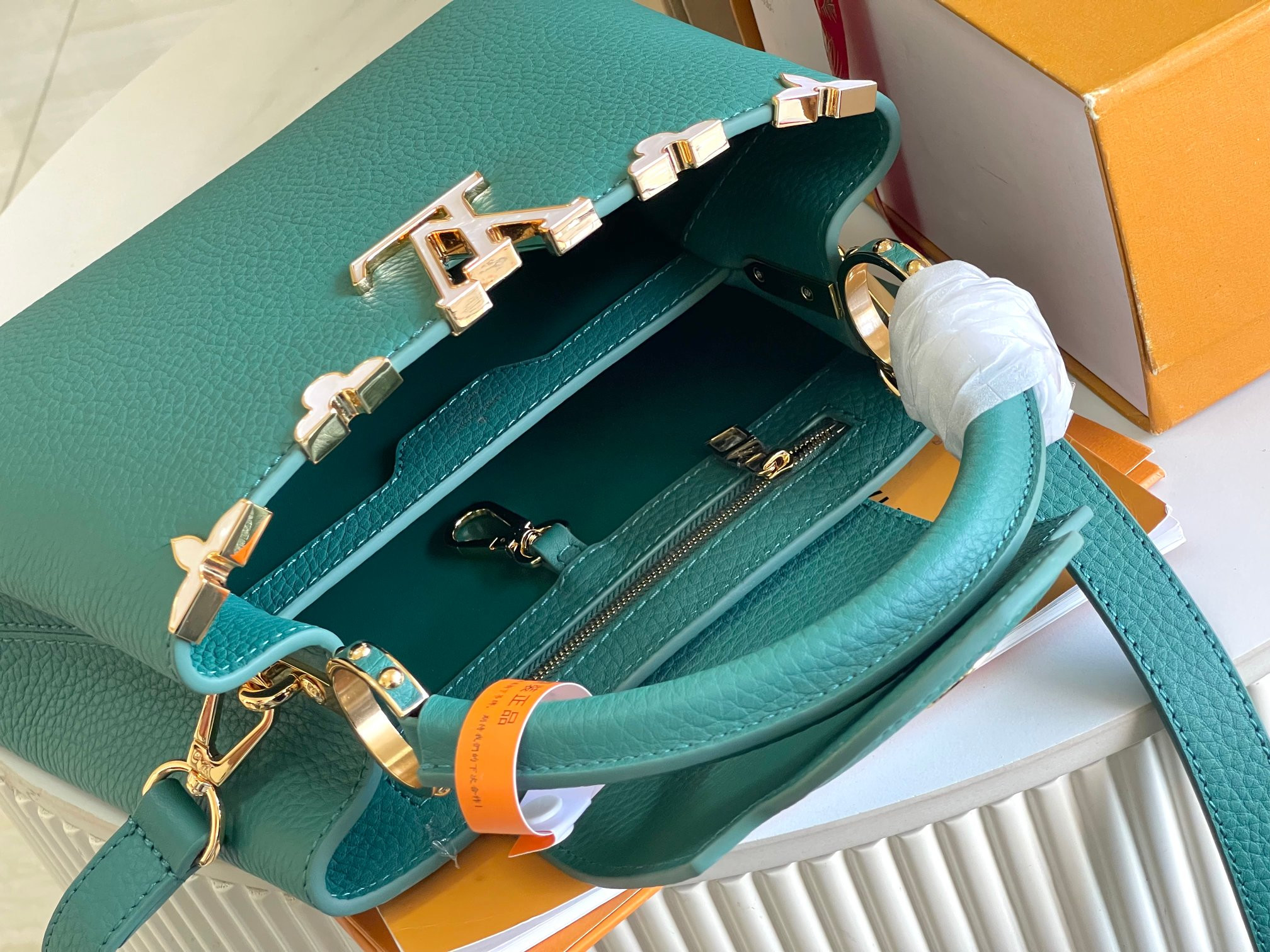 LV  Capucines Flower Crown M23766 Taurillon  27x18x9cm