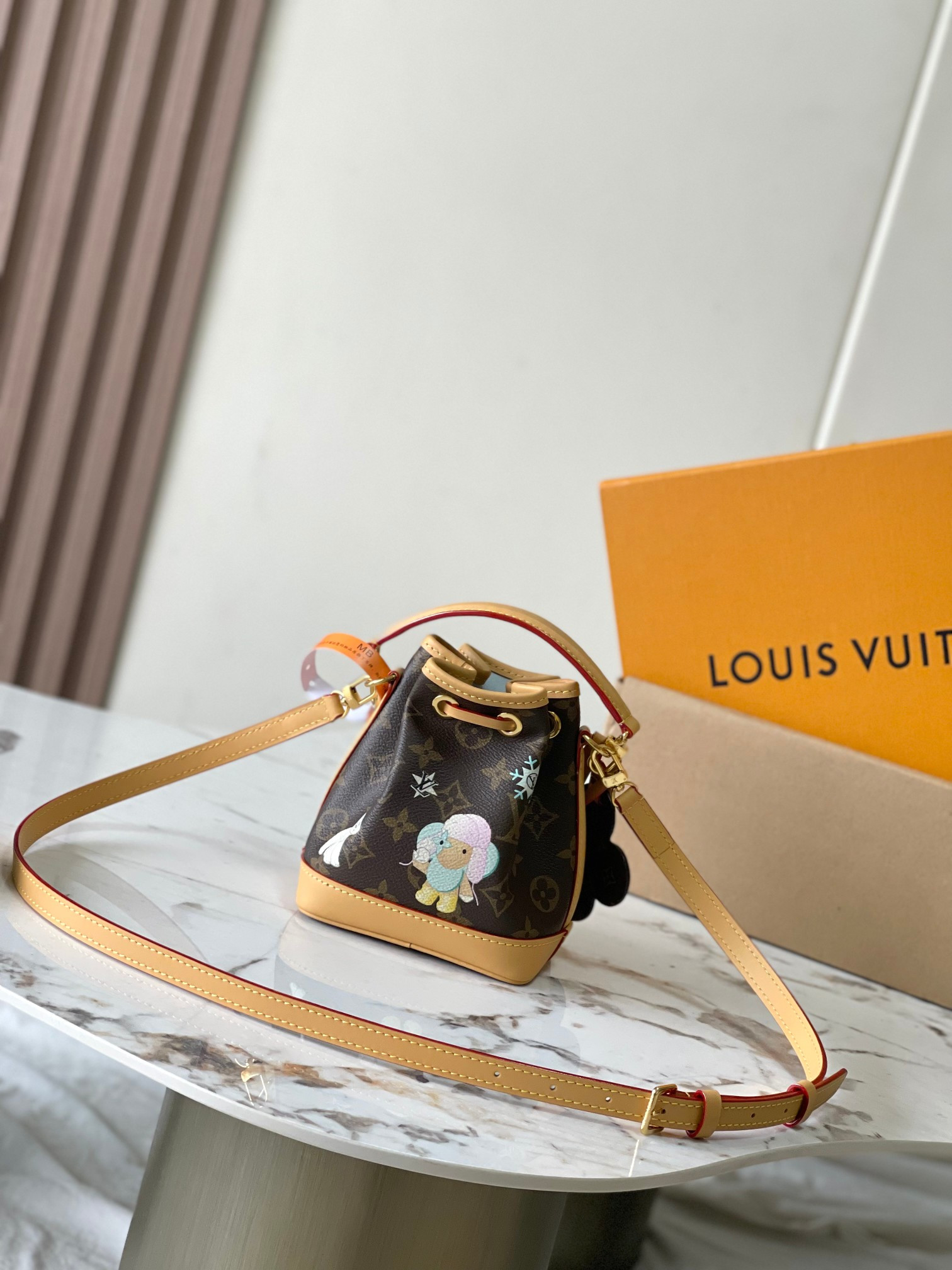 LV Nano Noé M12221 13x16x10cm