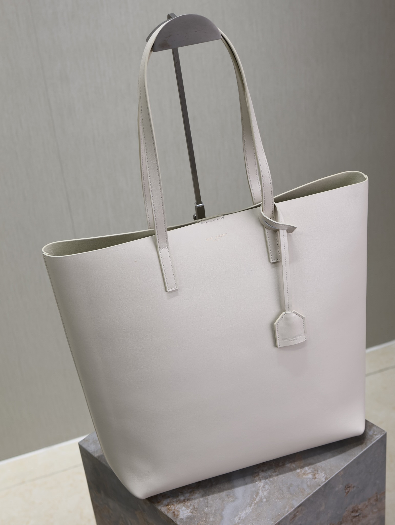 y*l shopping Sa**t Lau*nt in leather 32.5×35×10.5cm