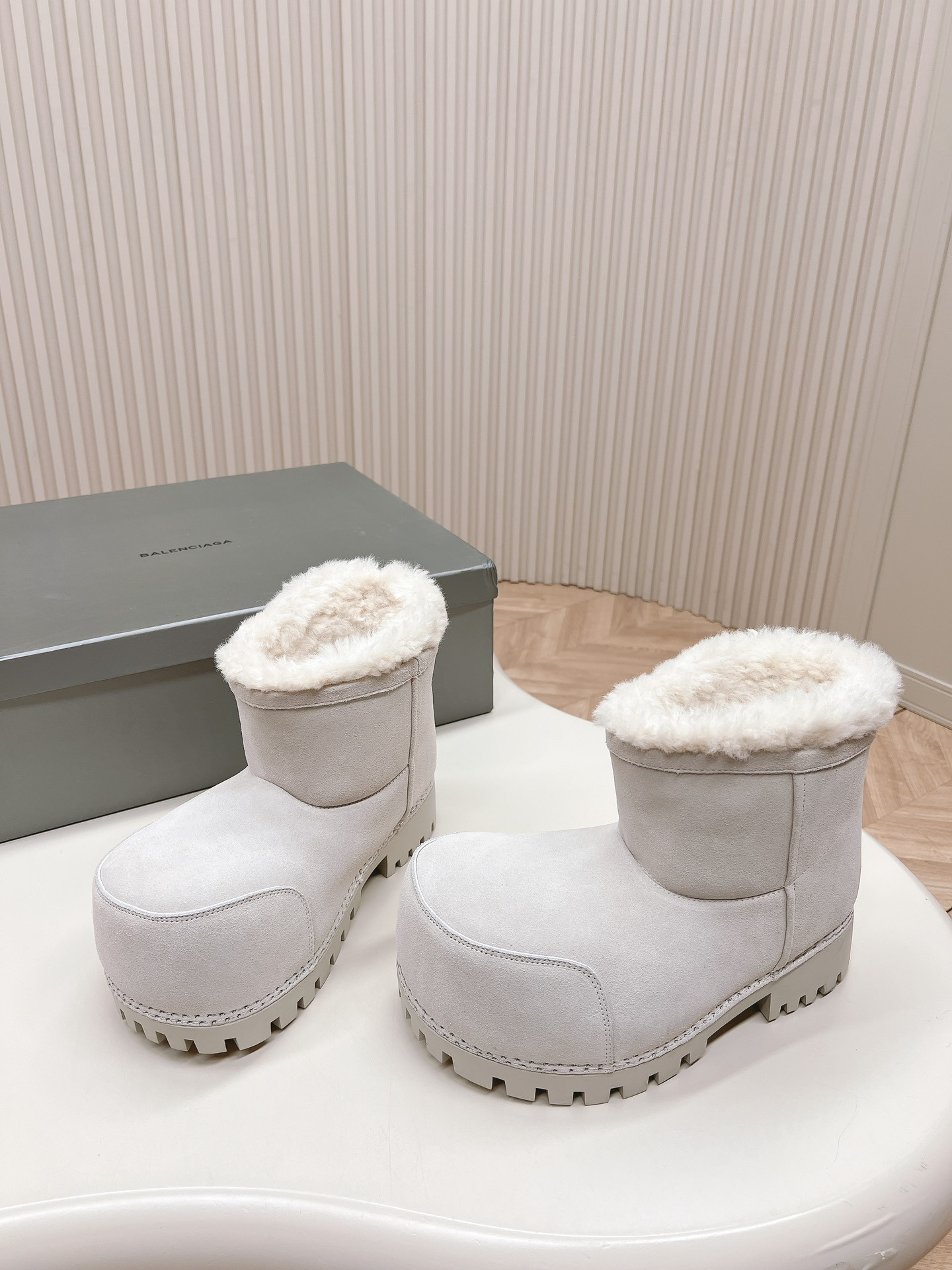 ua Ba*len*cia*ga snow boot