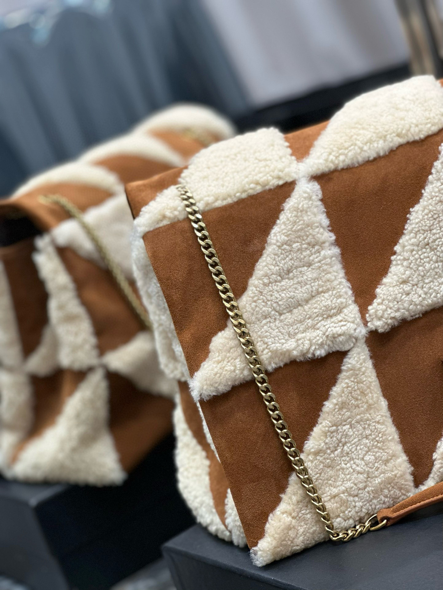 Y*L jamie large in suede and shearling 38×26×12cm