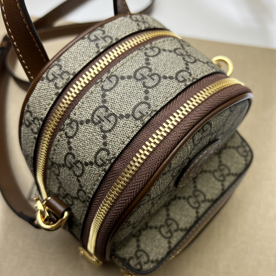 G*u*i backpacks 15x19x8cm
