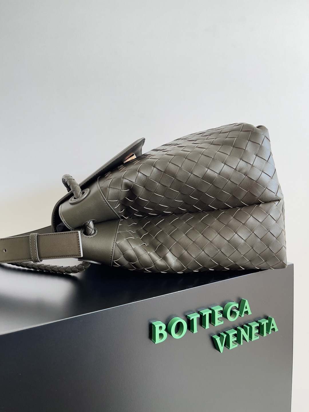 bo*te*ga Ve*ne*ta large andiamo messenger 43x32x20cm