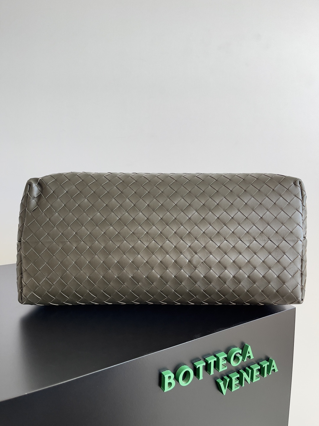 bo*te*ga Ve*ne*ta large andiamo messenger 43x32x20cm