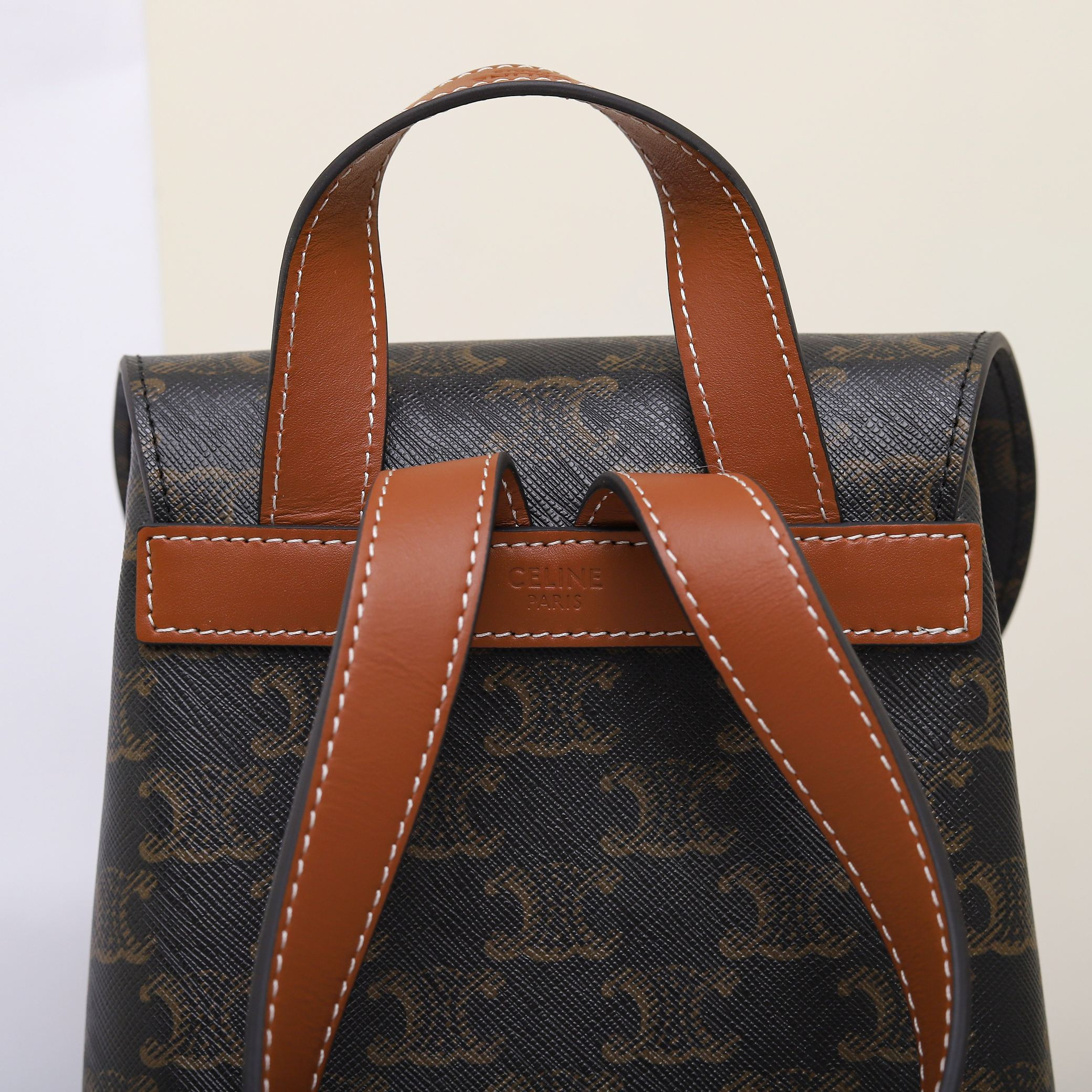 Ce**e bonnie backpack in triomphe canvas and calfskin 118702 25x18x13cm