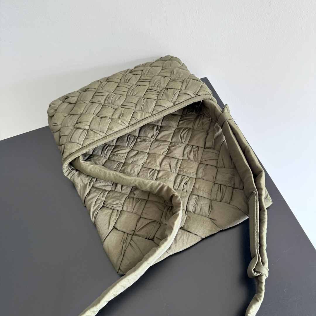 bo*te*ga Ve*ne*ta small rumple messenger 21x14x5cm