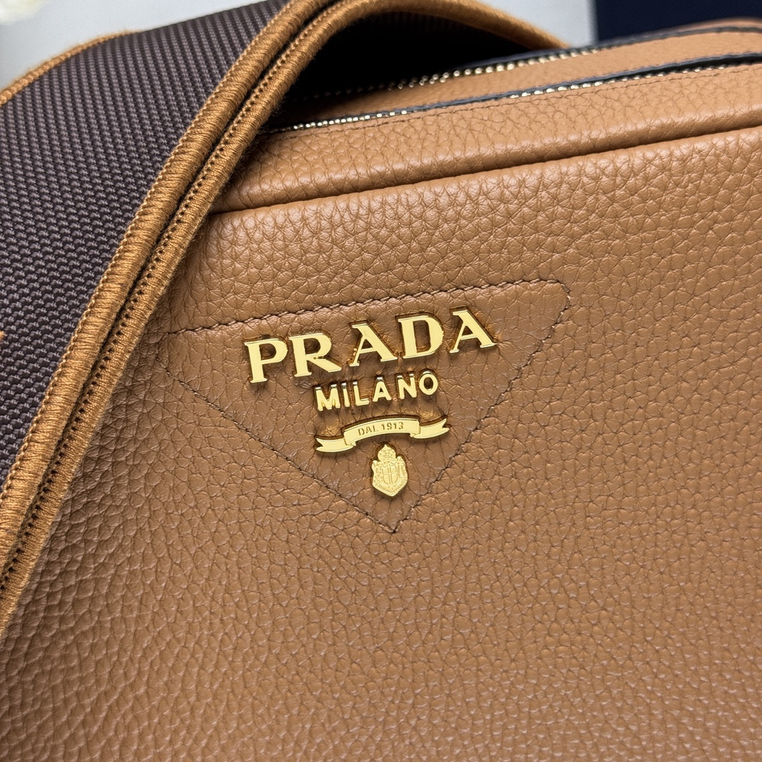 Pra*a small shoulder bag in vitello dino soft leather 22x14.5x8.5cm