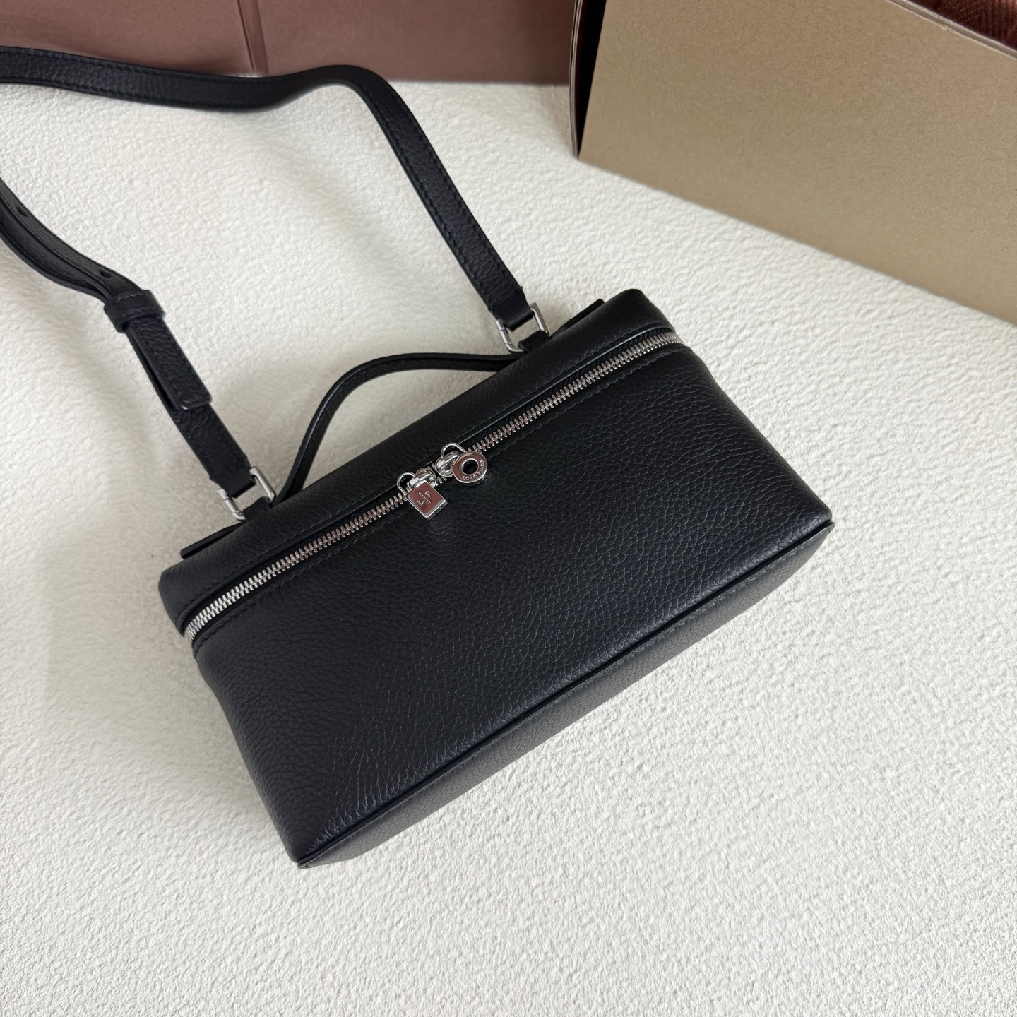 L**o p*ana extra pocket l19 grained calfskin 11 x 19 x 6.5 cm