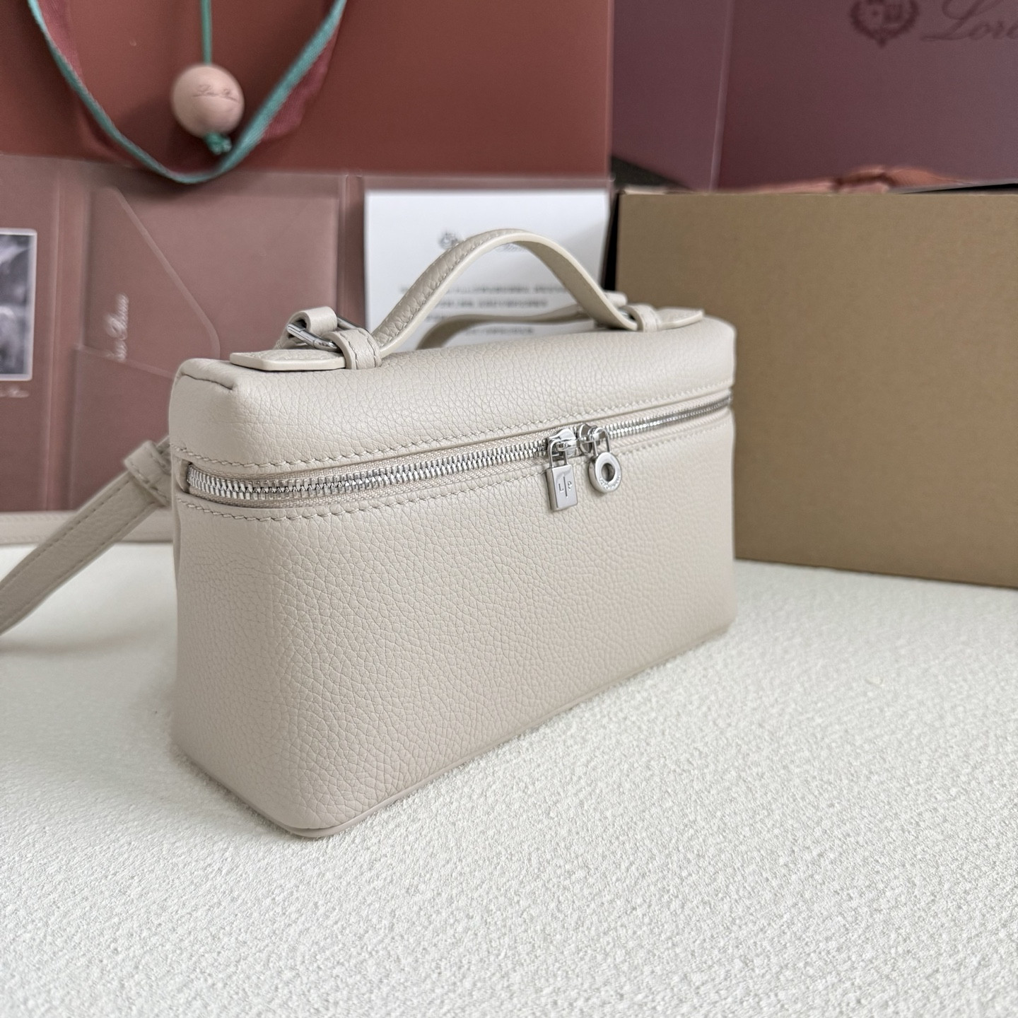 L**o p*ana extra pocket l19 grained calfskin 11 x 19 x 6.5 cm