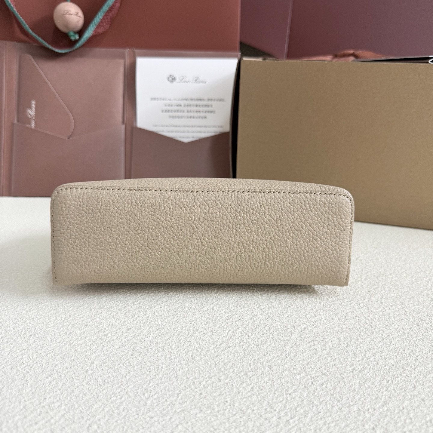L**o p*ana extra pocket l19 grained calfskin 11 x 19 x 6.5 cm