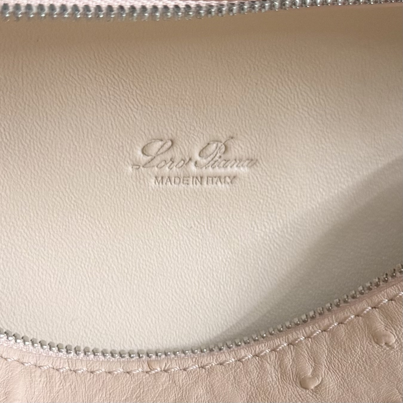 L**o p*ana extra pocket l19 ostrich-grained leather 11 x 19 x 6.5 cm