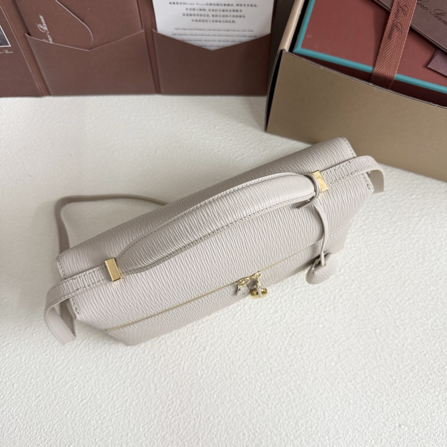 L**o p*ana extra pocket l27 calfskin 16x27x10cm