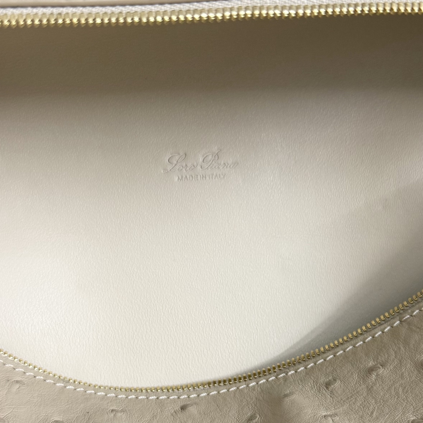 L**o p*ana extra pocket l27 ostrich-grained leather 16x27x10cm