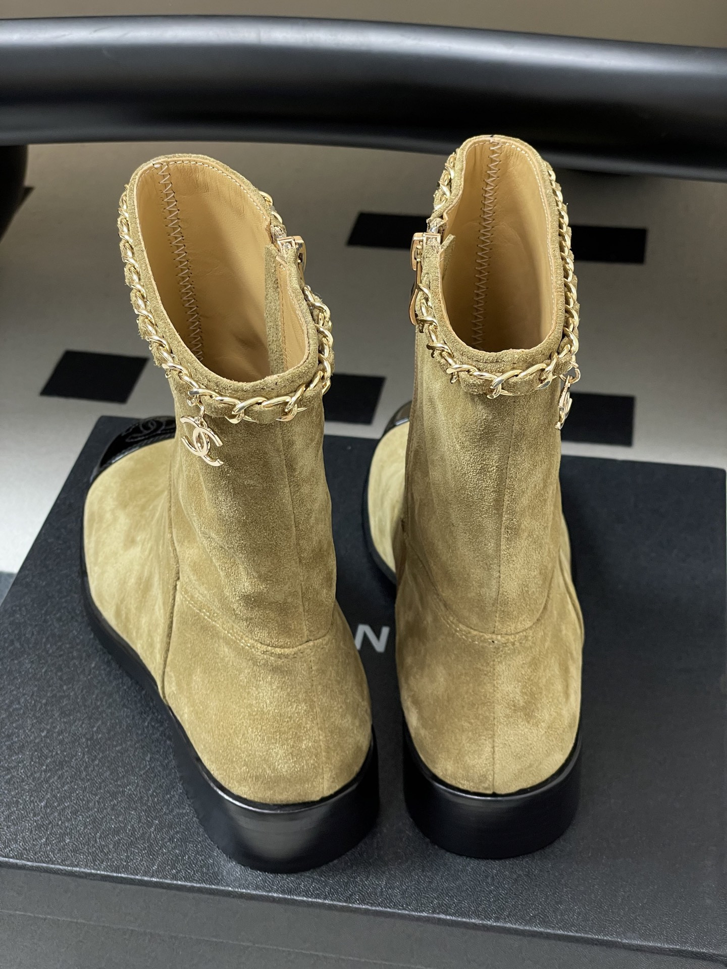 ua Ch*el boots