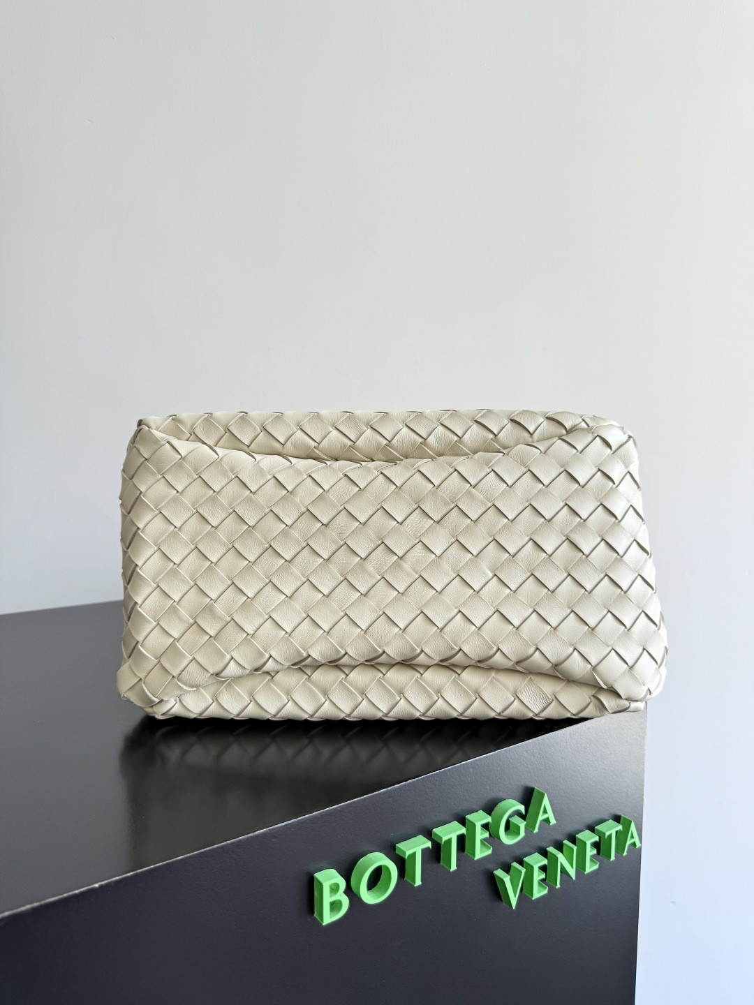 bo*te*ga Ve*ne*ta medium campana 20x33x16.5cm