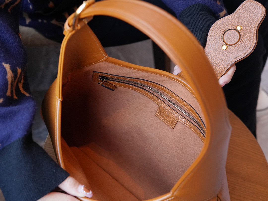 Aphrodite medium shoulder bag