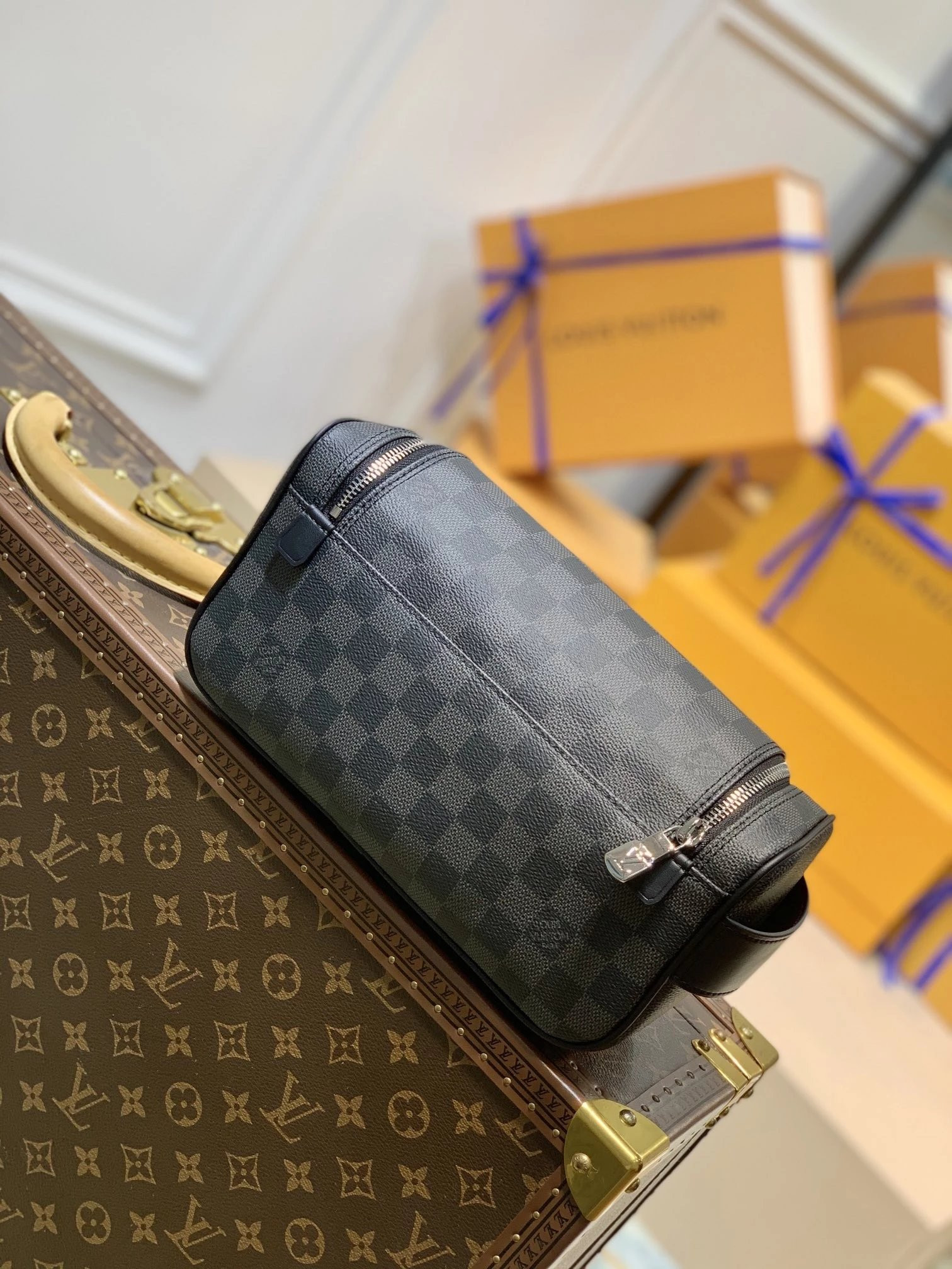 LV TOILETRY POUCH N47625