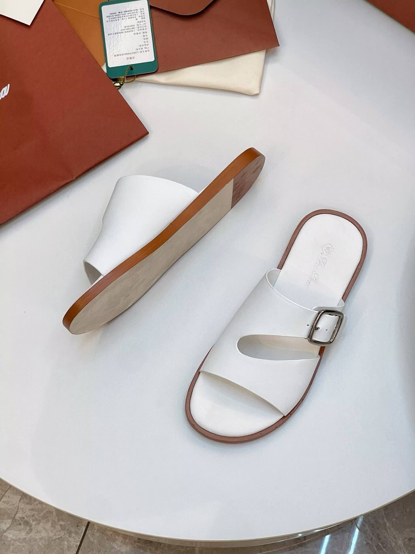 ua L0r0 P1ana sandals