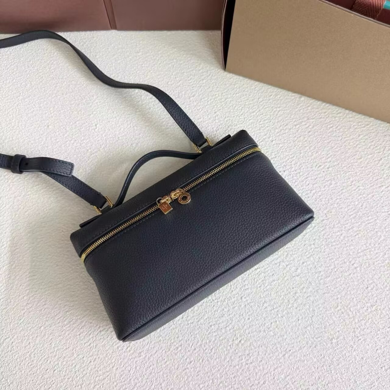 L0r0 P1ana Extra Pocket L19 Grained Calfskin 11 x 19 x 6.5 cm